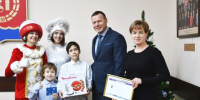 Дзержинские депутаты вручили новогодние подарки детям - Дзержинские ведомости